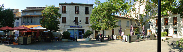 place du village de villeneuve les avignon